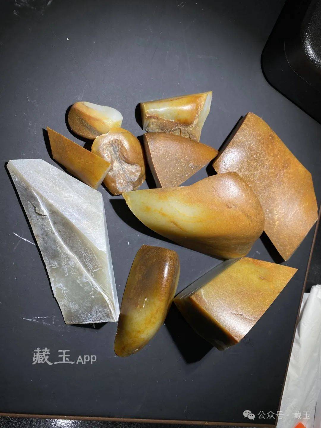 365万成交英国人花大价钱买的这个和田玉赌料让玉友们笑掉大牙