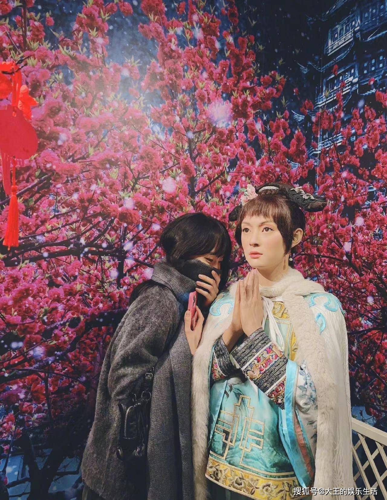 除了打卡和王凯合影,张佳宁还放了两张和孙俪蜡像的合影.