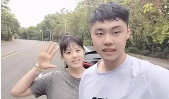 众所皆知,近期,因为前男友赵义明晒出了新女友秀恩爱,李月汝躺着上了