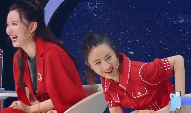 因为当时,其他女明星除了张萌穿的是裤装以外,薇娅和佟丽娅穿的都是