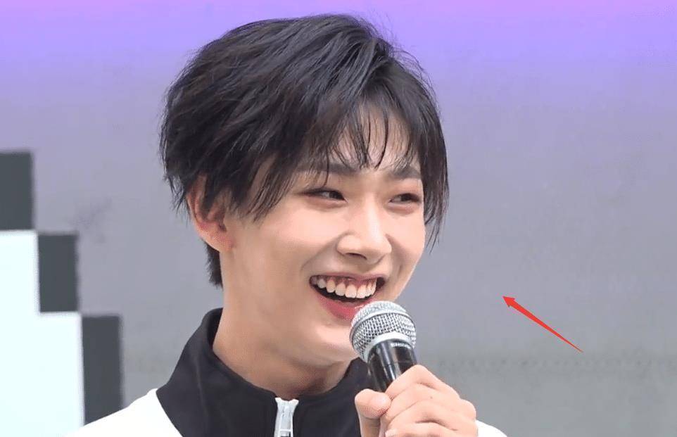 胡烨韬以前长发把他精致五官都遮住了,而且长发给人