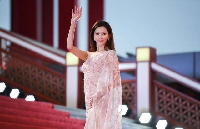 原创林志玲当妈后变成大号水蜜桃穿纱裙长筒靴49岁又美又欲