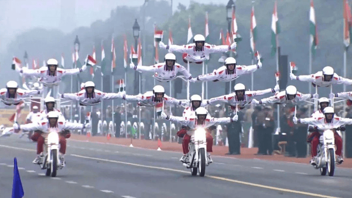 (印度阅兵式上的花样摩托车)印度莫迪政府曾放出豪言,说要在2050年