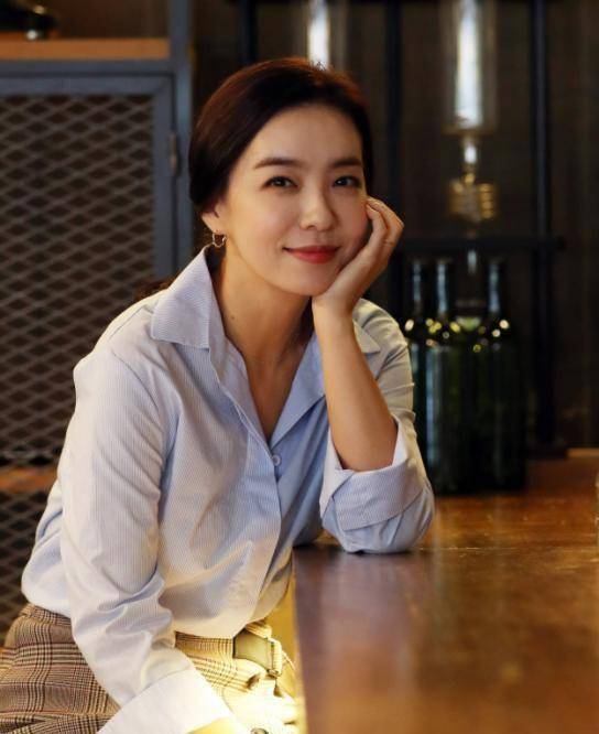 你可以从朴善英的作品目录上发现,她婚后的工作节奏放得很缓,有时一