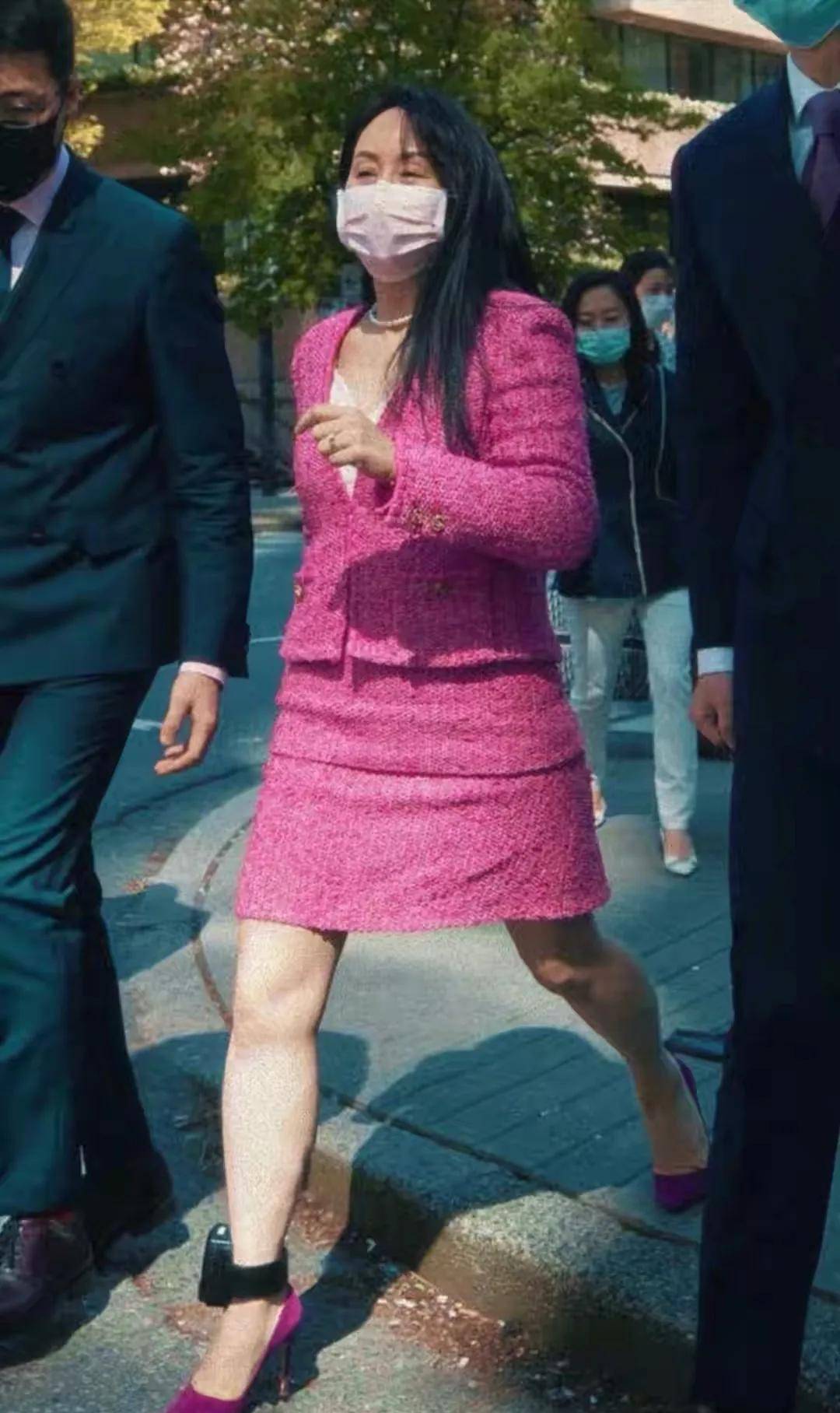 原创孟晚舟近照瘦太多48岁穿蜜桃粉秀锁骨挡不住姐的自信与风度太霸气