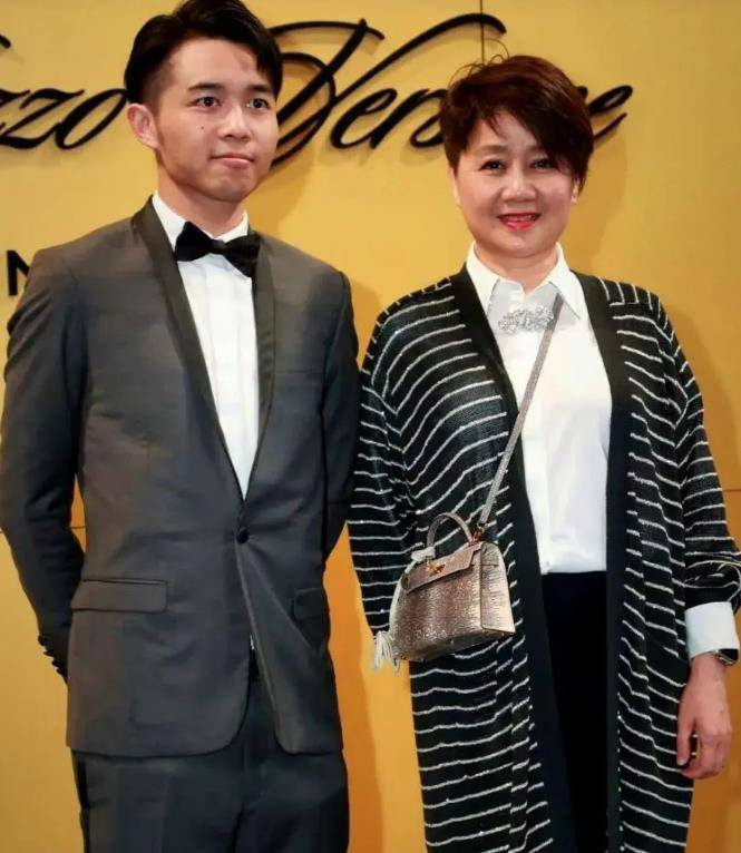 原创澳门这夜名利场何超琼全家上阵霍震霆霍启山合体赵露思压轴
