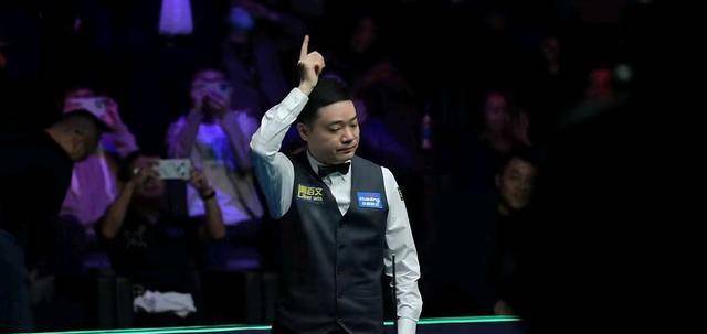 丁俊晖挑战特鲁姆普手势暗示夺冠希望