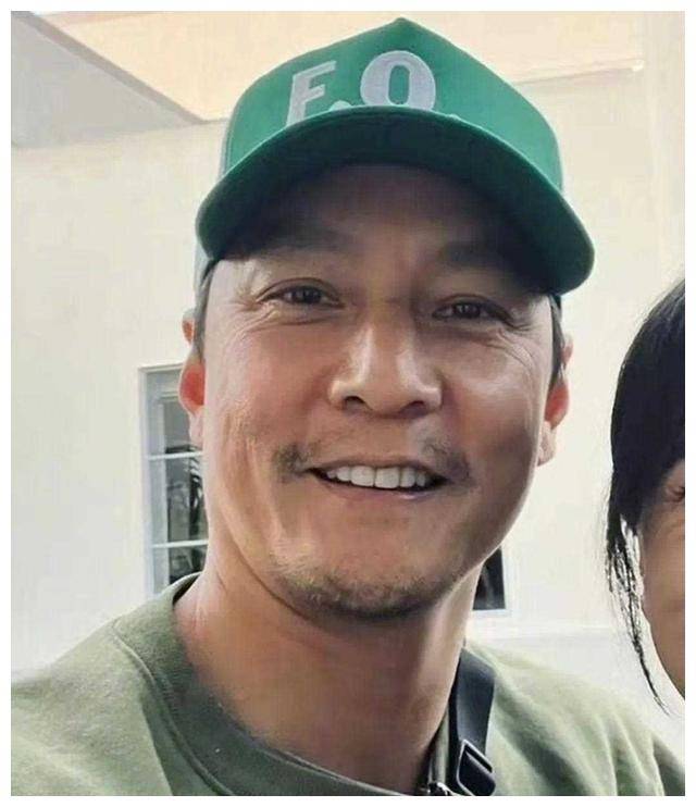 吴彦祖晒贾玲合影网友震惊终于明白贾玲瘦下来为啥不爱笑了