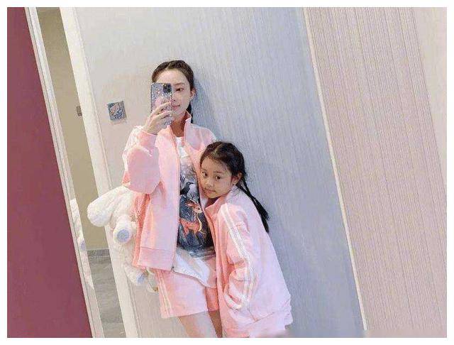 甜馨无妈妈陪伴,孤身挑重担,乖巧懂事暖人心【重新改组】_李小璐_家庭