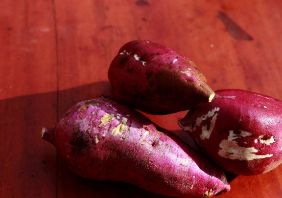 红薯的味道很好,功效也比较多,只是有两类人不能食用而已.