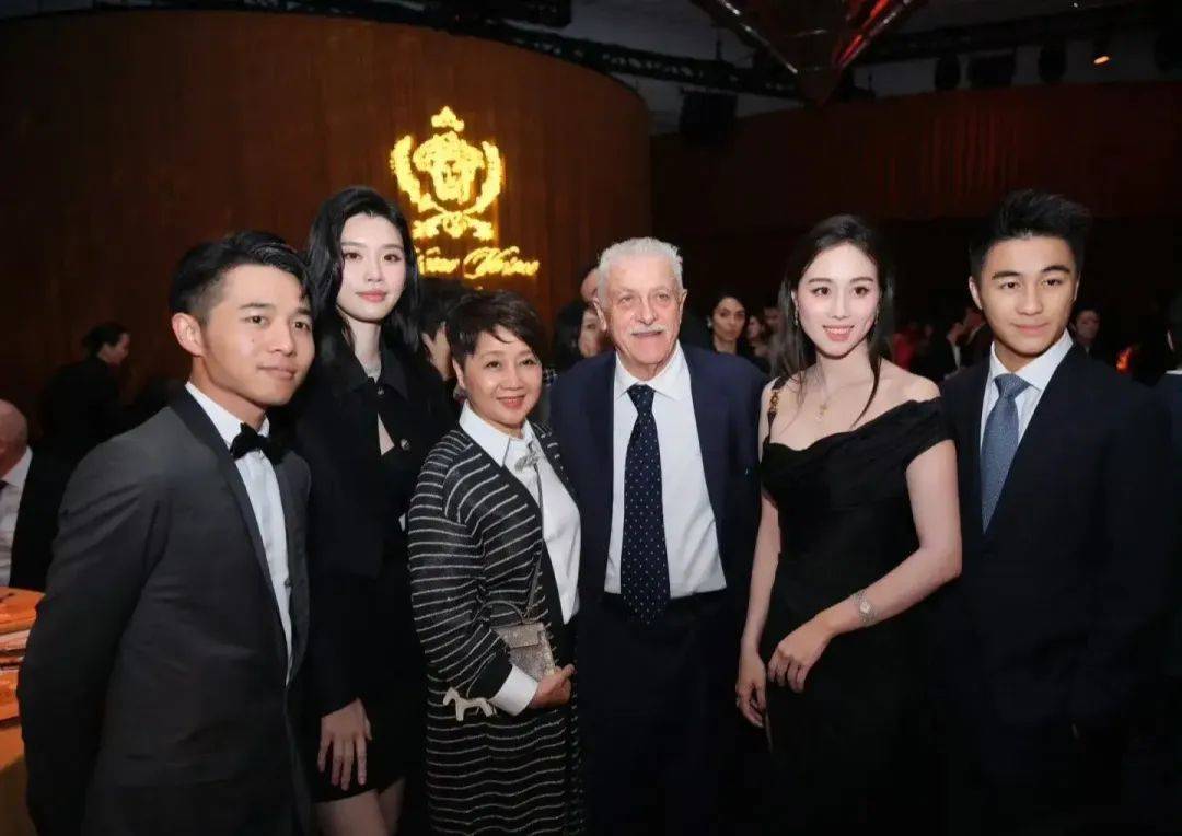 一张大合照看出赌王家族地位,何超琼四太都要让位,站c位的是她_梁安琪