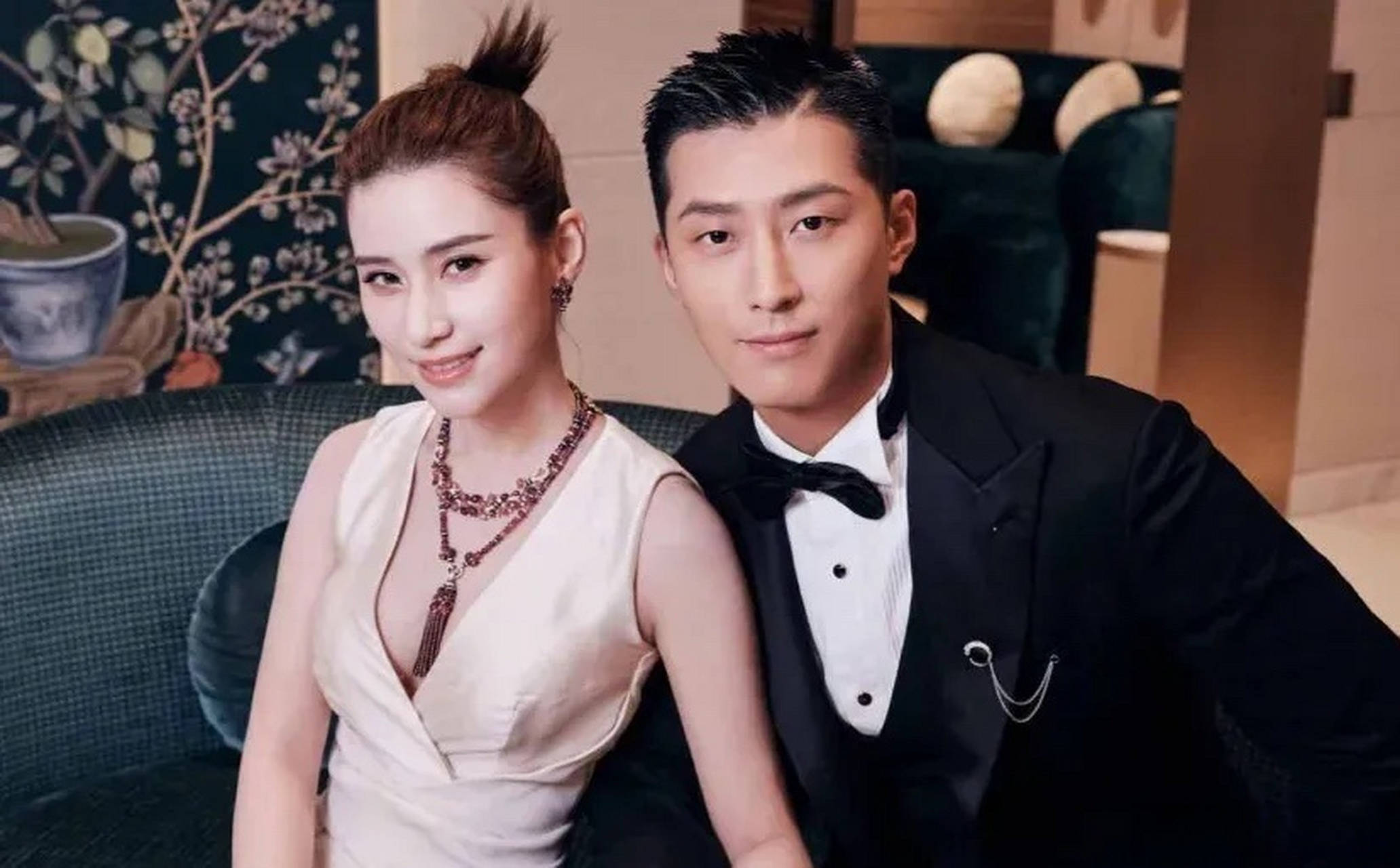 赌王女儿何超莲深夜晒照,霍启山意外抢镜,网友:豪门气质太养眼!