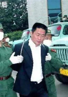 原创2005年河南黑老大宋留根走下法庭被押赴死刑刑场途中笑容满面