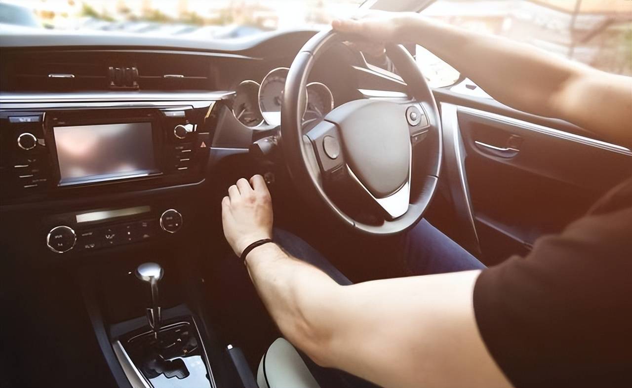 为老司机开车,油门喜欢"一踩一松"?为省油还是技术不好?