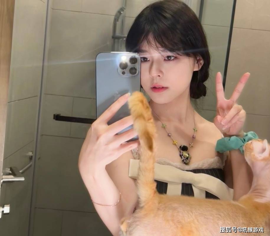 原创沫子直播疯狂示爱当着粉丝的面舌吻男友并表示自己怀孕就结婚