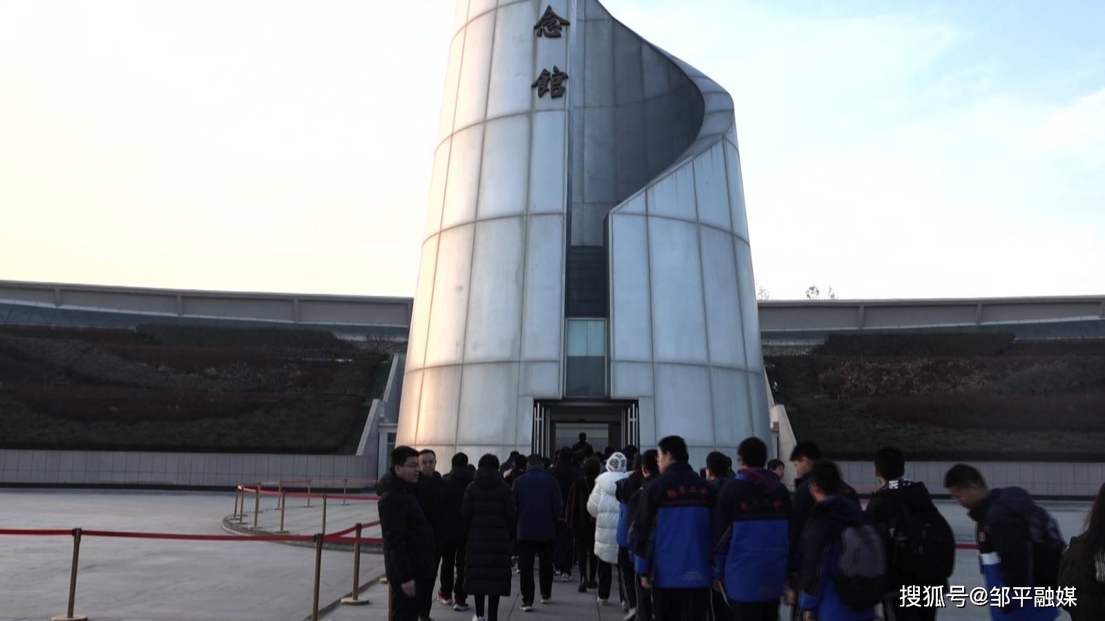 邹平市教体局组织邹平一中,黄山中学,邹平二中高三部分师生赴魏桥创业