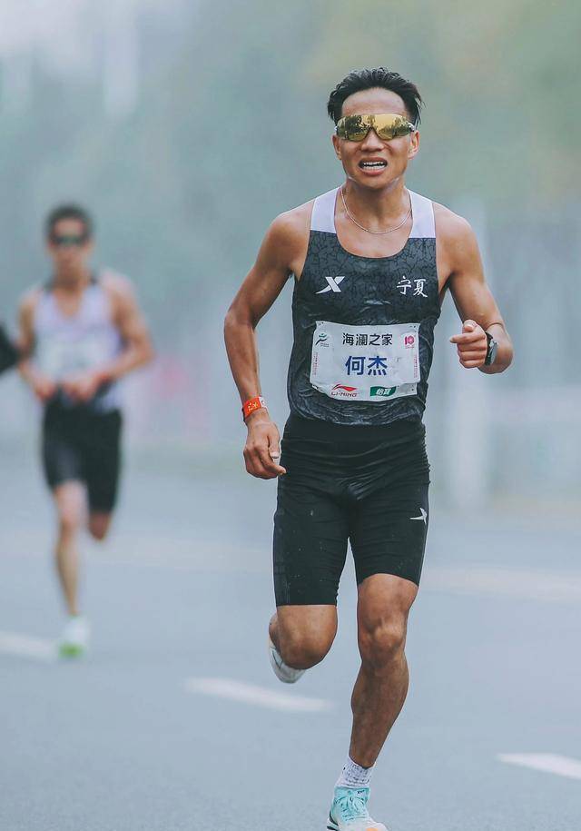 中国马拉松迈入206时代,何杰创造历史!央视冬日娜采访