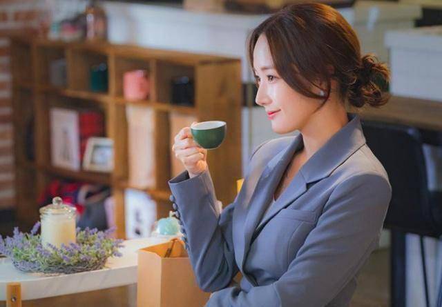 原创她的私生活朴敏英的同色调西装搭配这样穿时髦又不会出错