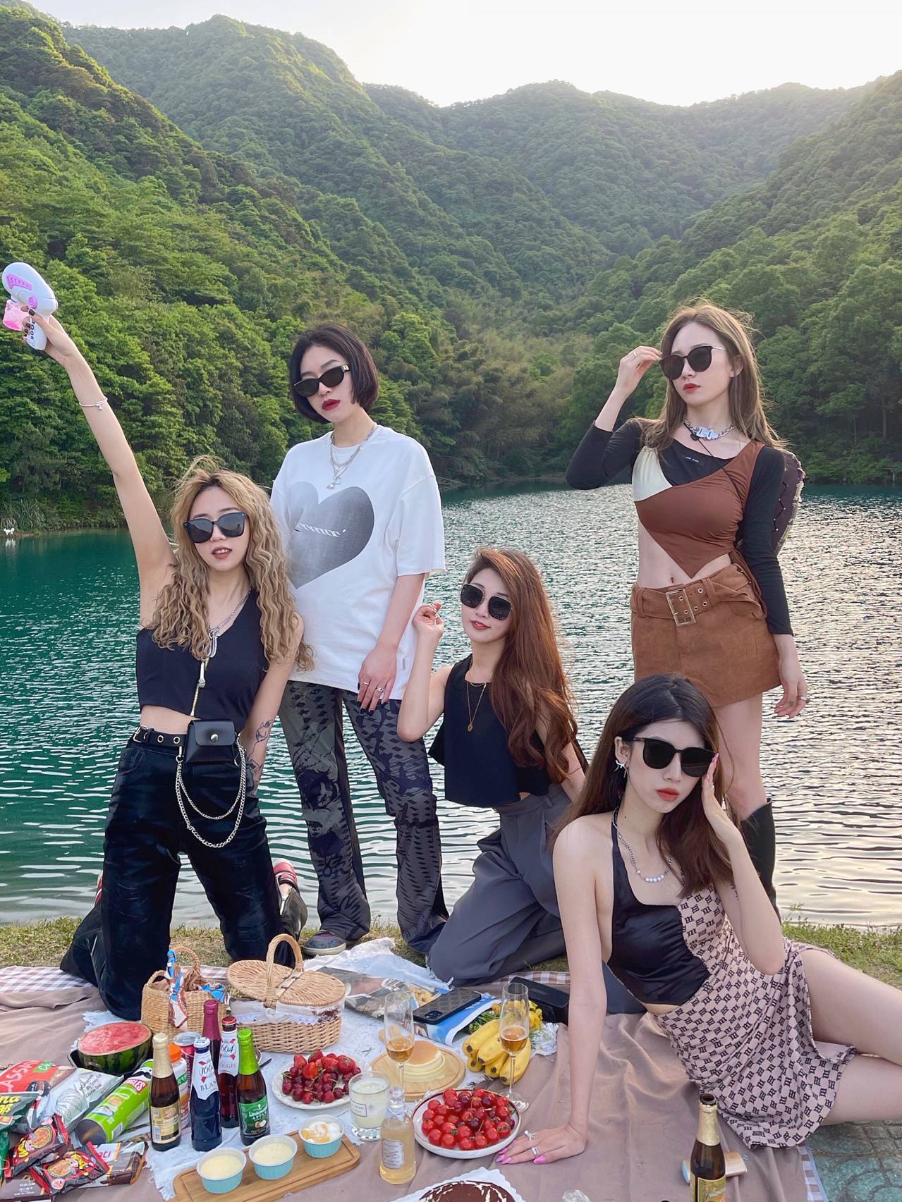 d1 杭州 接站 乌镇西栅 住宿乌镇/桐乡d2 南浔 福严寺 御品匠坊 西塘