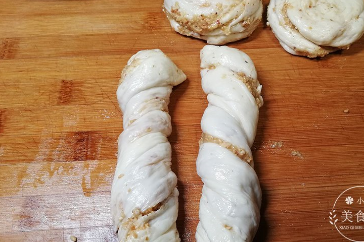 性非常好,用手压扁,压成中间薄,四周厚一点的饼生坯,上面再抹上核桃碎