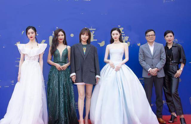 《涩女郎》剧组亮相发布会,殷桃状态不如往昔,宋轶气质绝佳