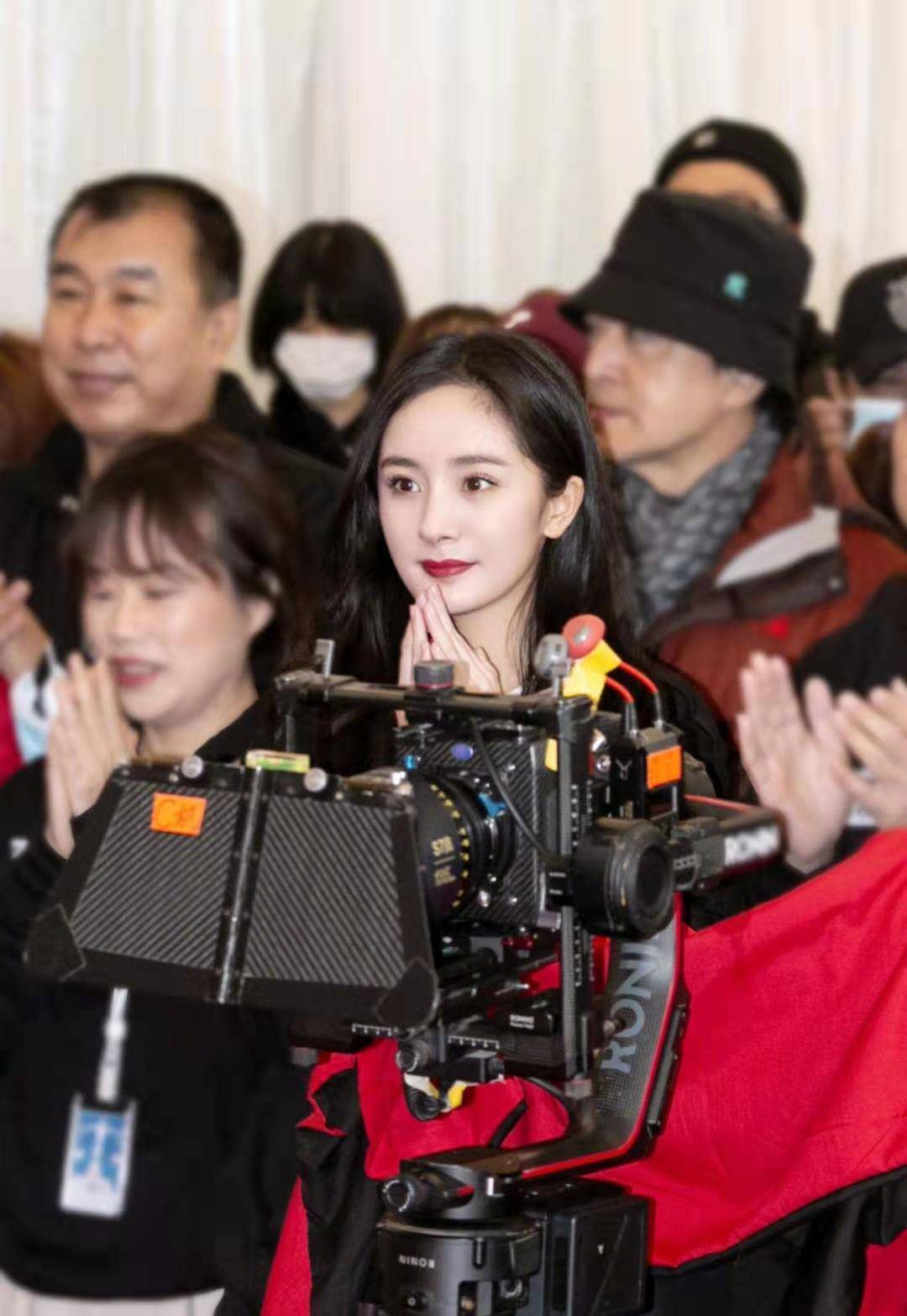 杨幂离开滤镜还是神颜吗最新视频吓到路人瞬间老了十岁