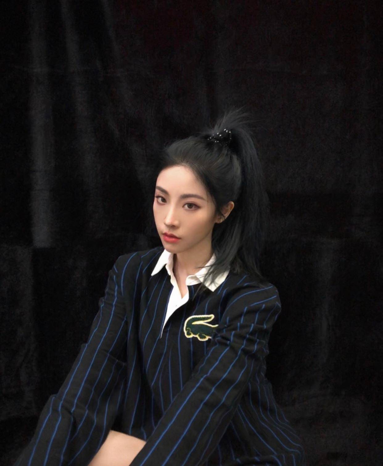 原创喻言是端水大师穿黑色露脐装特种兵人设上线脐钉疤痕太抢眼