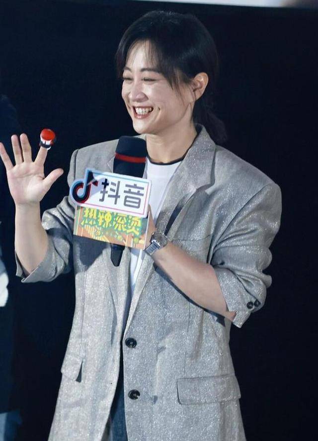 贾玲瘦身后的机场形象引起争议,网友称以前的是假玲!_减肥_时尚_变化