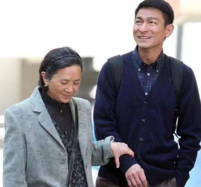 当初在他创业失败落入最低谷的时候,也是叶德娴选择相信他,借给他一笔