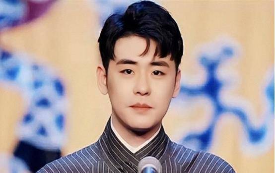 原创张云雷带郭德纲小儿子给姐姐王惠送水献花郭汾阳身高被人热议