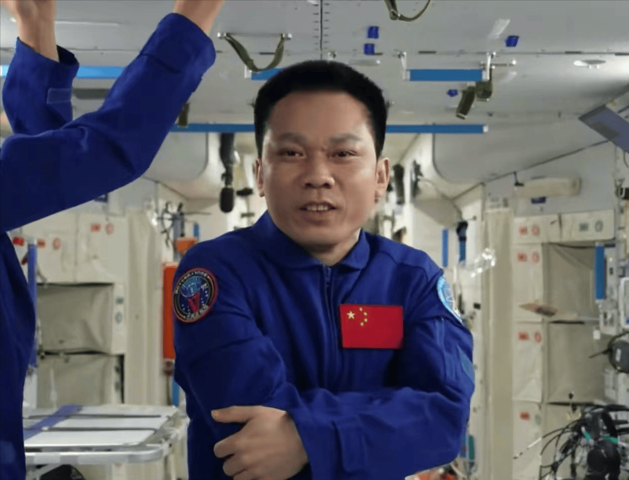 原创中国航天员汤洪波飞行时长达到创纪录的8个月