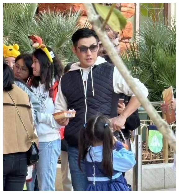 严宽穿着百元廉价衣服和女儿偶然相遇看哭了