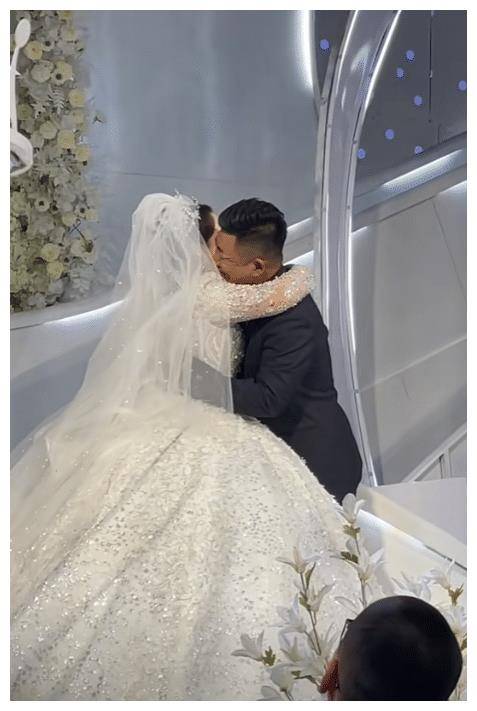乡村爱情徐会计大婚大咖如云新娘疑怀孕现场拥抱继子