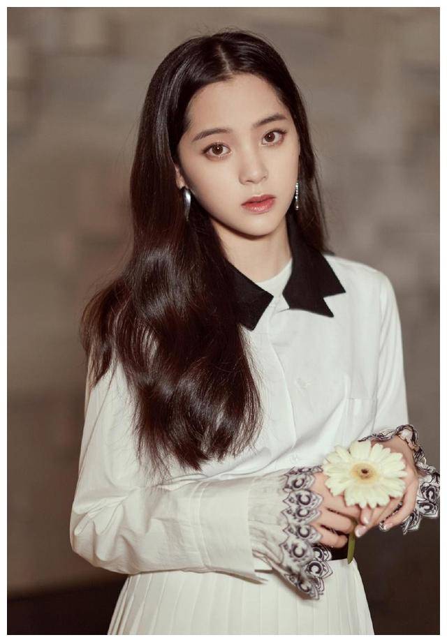 00后女星衬托着时尚新风潮快速崛起沸腾当红