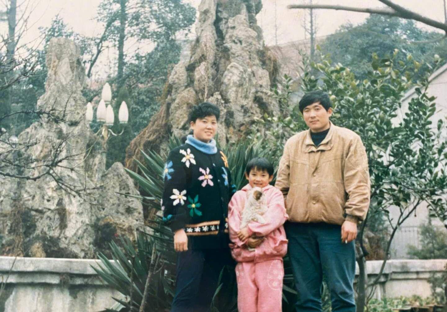 这两张照片,一张拍摄于1993年一张拍摄于2022年,1993年的时候,袁姗姗
