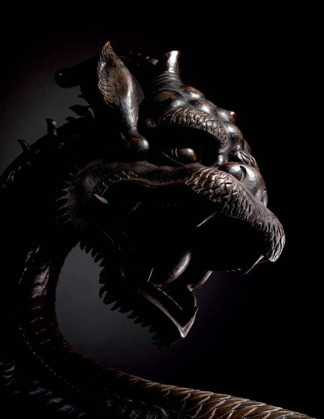 嘉德香港61春拍龙显天威清乾隆铜雕盘龙大摆件