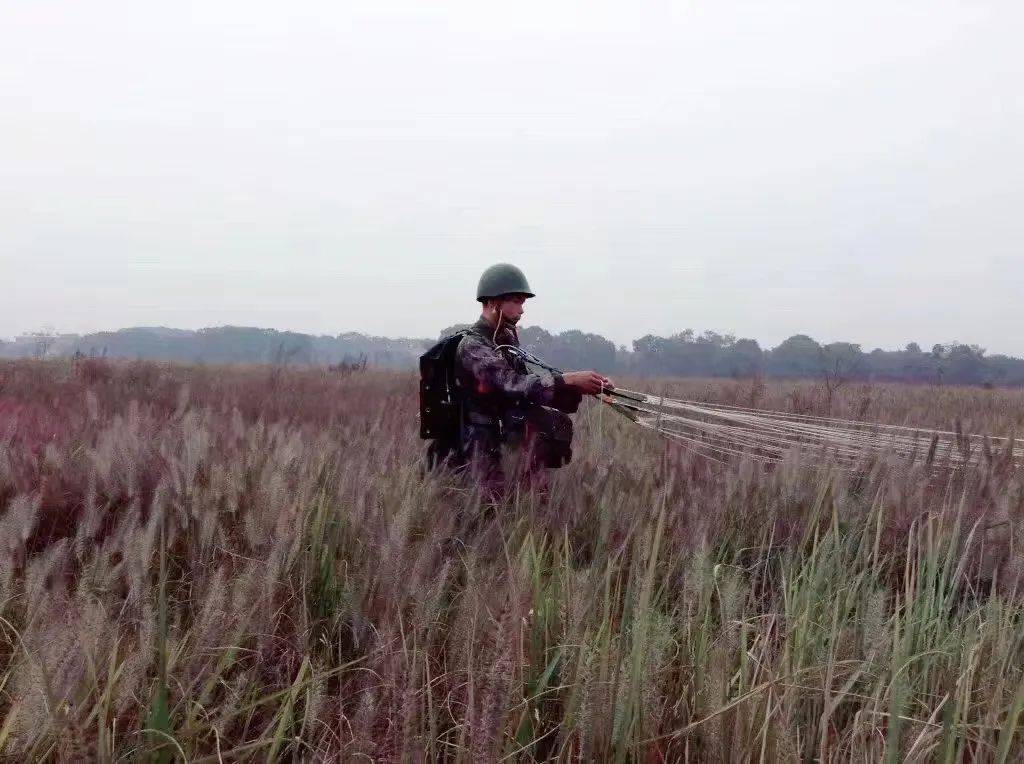 93年小伙脱下军装后,踏上房产经纪战场建新功_张洋_为客户提供_服务