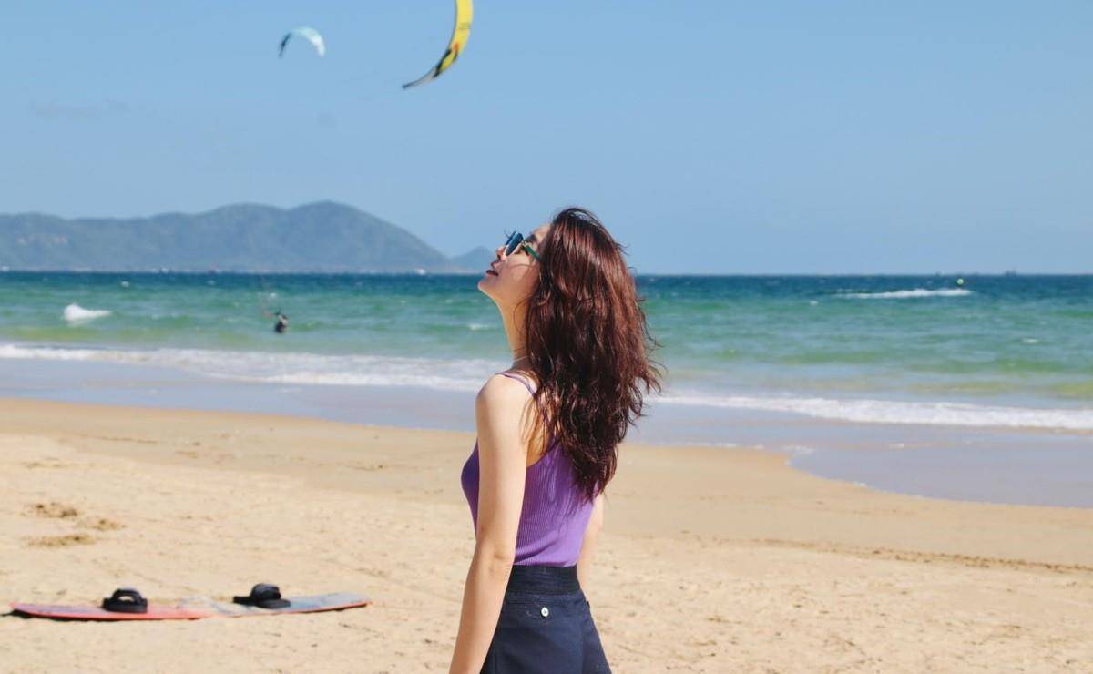 原创殷桃的身材也太美了吧穿吊带在海边拍照哪像40多岁的人啊