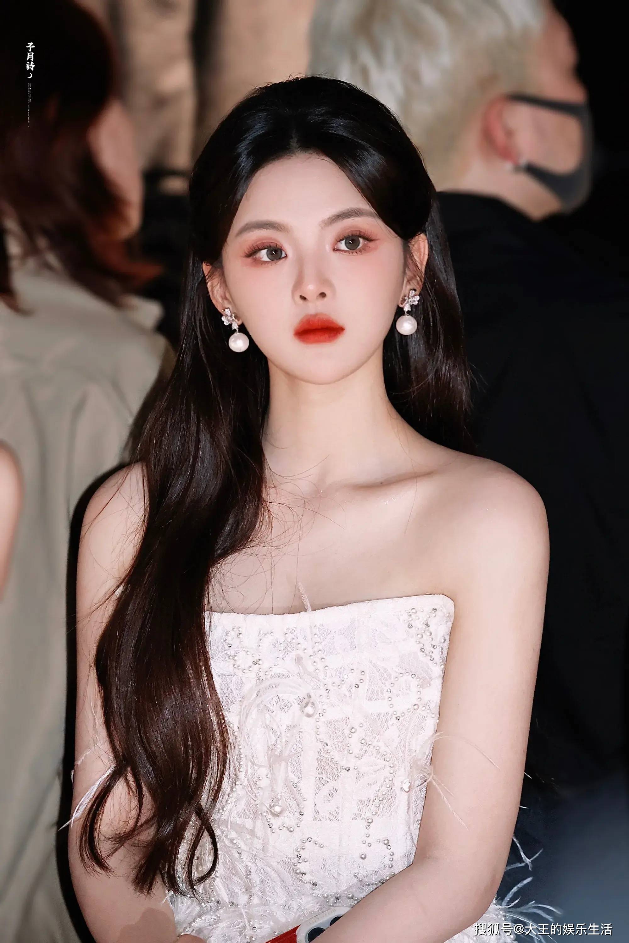 上海时装周杨颖内娱首秀极不自信张萌刻意的性感却输给了她