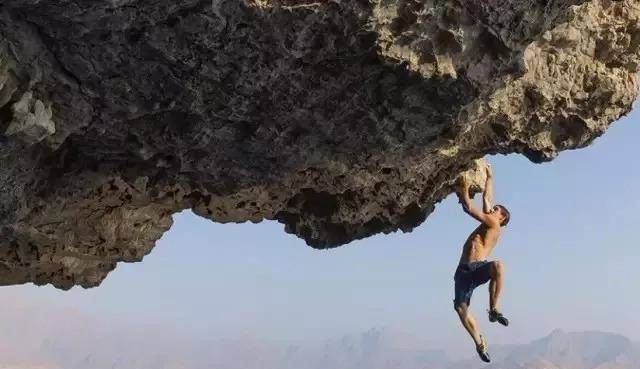 原创《徒手攀岩》:人生如攀岩,突破极限方能成事