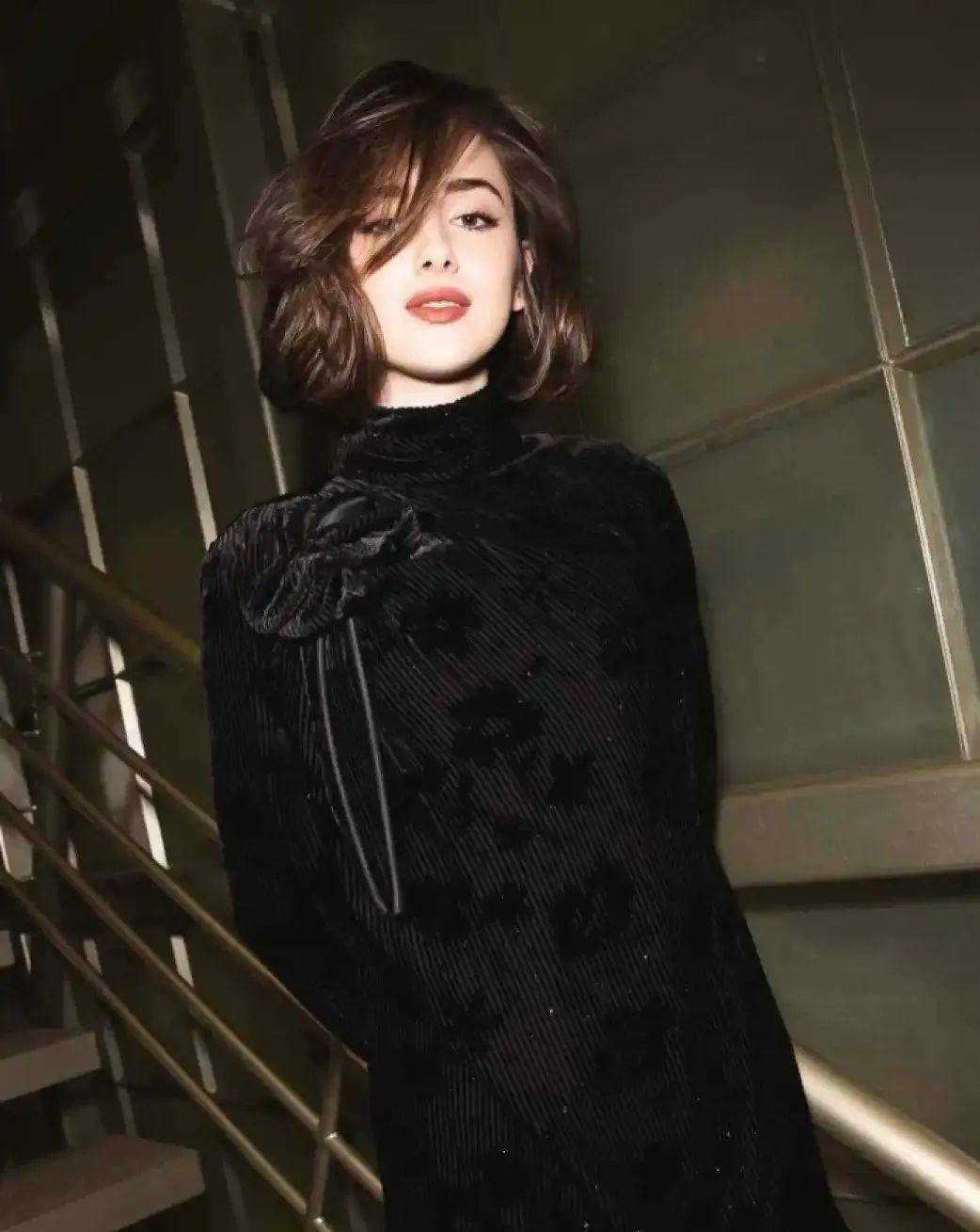 就跟当时大家看着娜塔莉·波特曼长大一样.夸她有天赋.