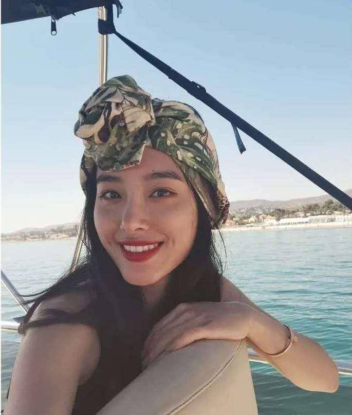 却靠穿搭成功出圈_杨采钰_时尚_气质