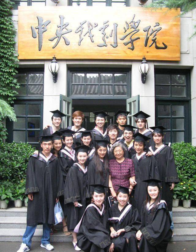 于2003年,终于考入了中心戏剧学院,和马丽,王凯成了同班同学.