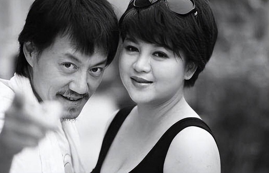 32岁爆红却转型,39岁离婚次日便2婚,曾是北大学霸_父母_音乐_戴军