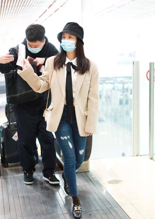 原创张慧雯真是仗着自己挺年轻不施粉黛就出门了穿衬衫还挺低调的