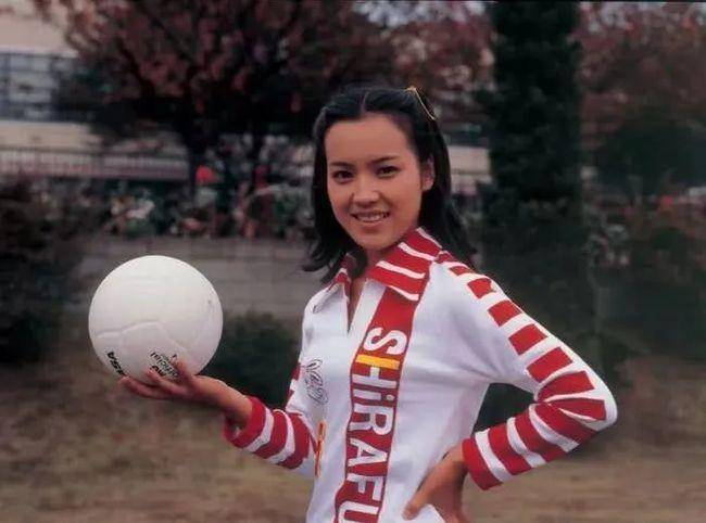 原创小鹿纯子曾是马云的精神支柱身高1米5323岁嫁人44岁来中国