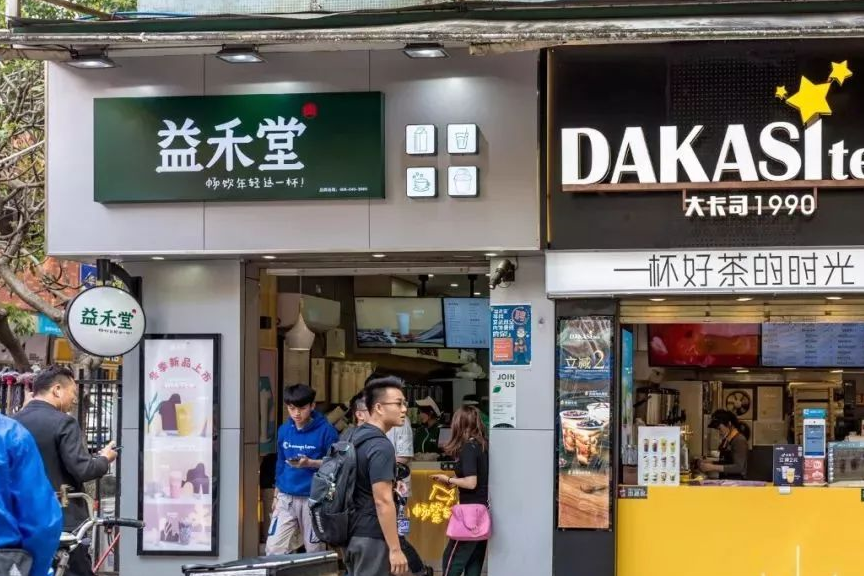 比如这家店里的招牌猪扒包,光看价格就非常吸引人,天气渐热,这个时候