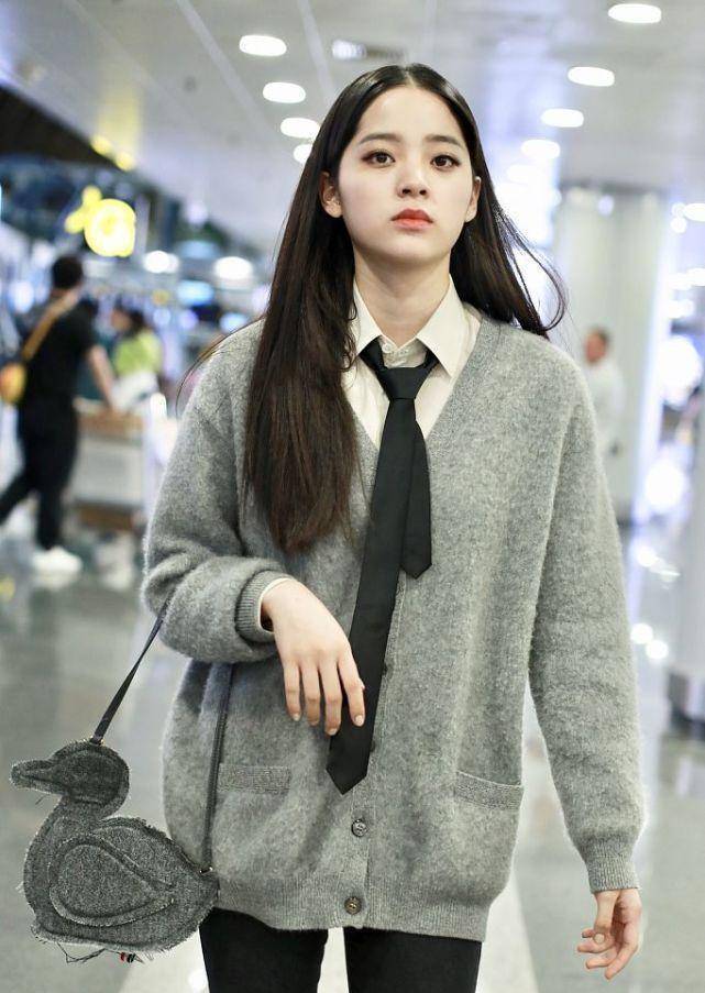 原创欧阳娜娜的衣品真好针织开衫配领带打造学院风但妆容有点浓