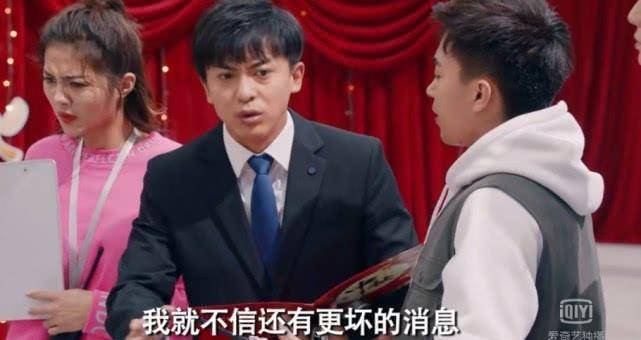 《爱情公寓5》里张伟操办中秋晚会像极了一菲指挥婚纱照,甚至不少观众