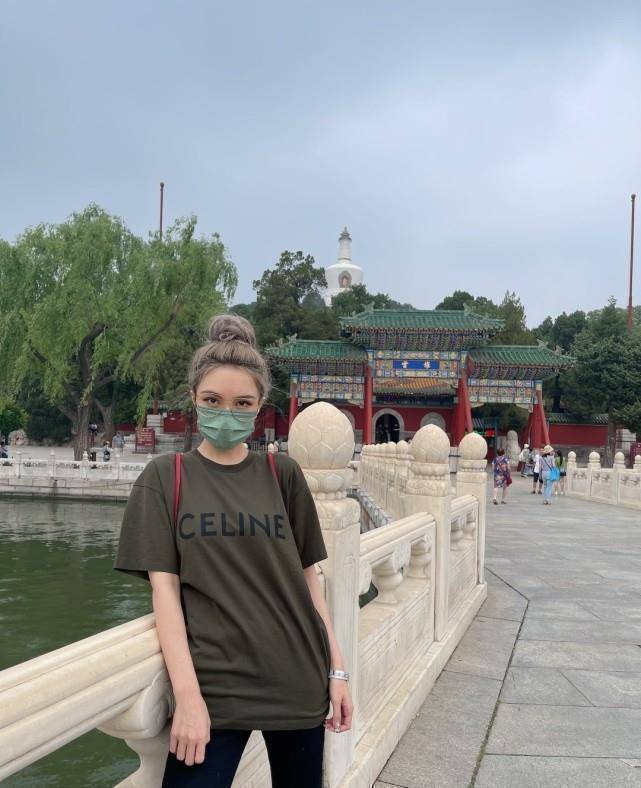 周扬青晒男友视角美照,谨慎晒照疑似为遮挡男友,却因吃双人餐意外暴露